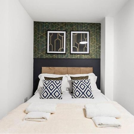 Modern Spacious Three Bedrooms With Private Garden Κάρντιφ Εξωτερικό φωτογραφία