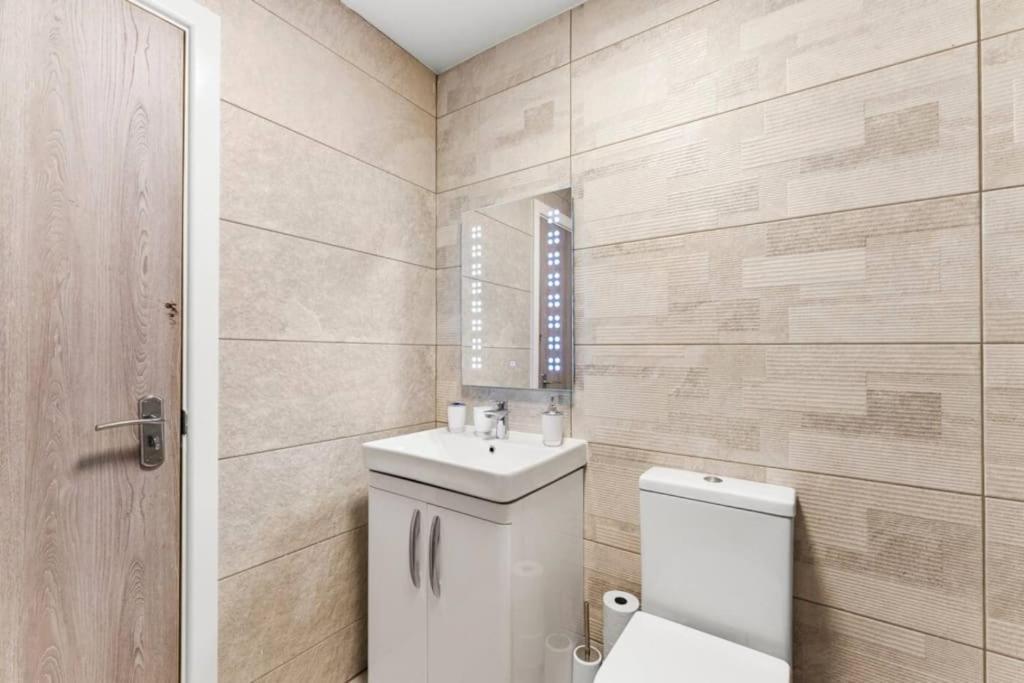 Modern Spacious Three Bedrooms With Private Garden Κάρντιφ Εξωτερικό φωτογραφία