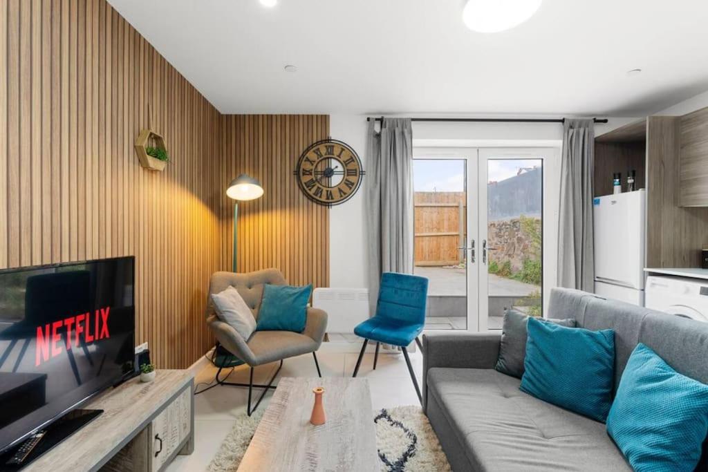 Modern Spacious Three Bedrooms With Private Garden Κάρντιφ Εξωτερικό φωτογραφία