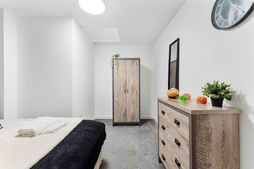 Modern Spacious Three Bedrooms With Private Garden Κάρντιφ Εξωτερικό φωτογραφία
