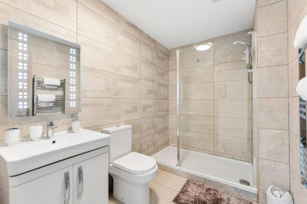 Modern Spacious Three Bedrooms With Private Garden Κάρντιφ Εξωτερικό φωτογραφία